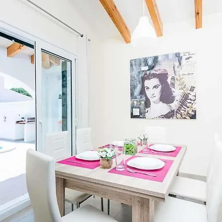Villa Sleeps 6 Pool Air Con Wifi *